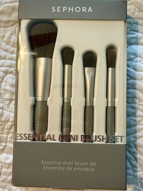 NWT Sephora Collection Essential Mini Makeup Brush Set. New in Box. 4 Brushes